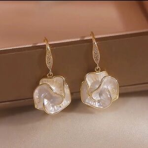 Earrings Gold and Pearl Flower